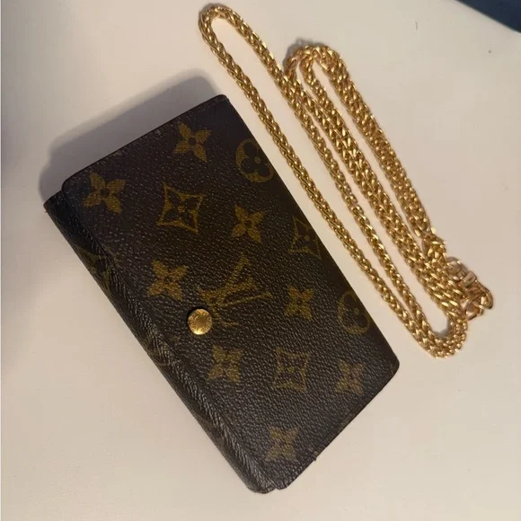 Louis Vuitton Monogram Crossbody with Gold Chain - Picture 4 of 17